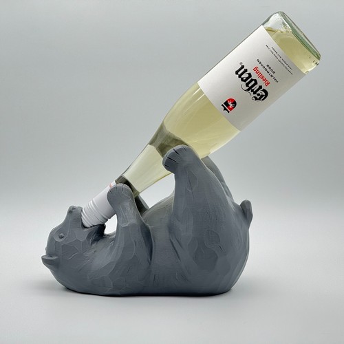 Weinflaschenhalter trinkender